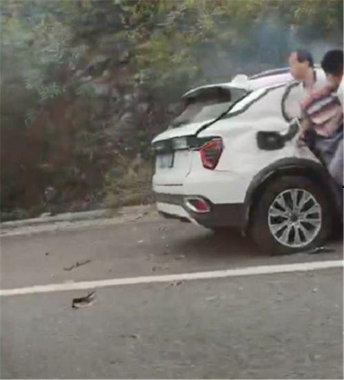 国产车上高速出事故视频